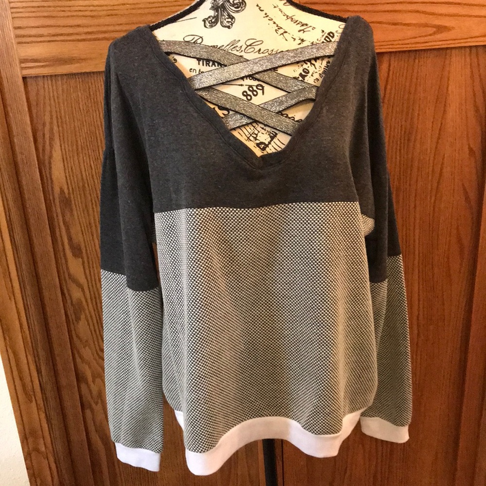 Women’s Estimated Size XL Gray, White, and Silver Criss Cross Straps at Neckline